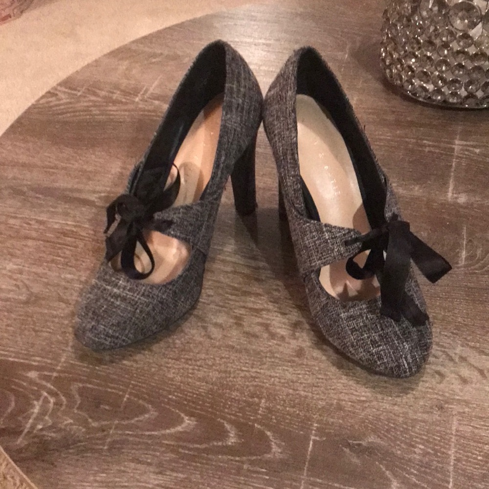 Kelly & Katie black and white pumps with ribbon